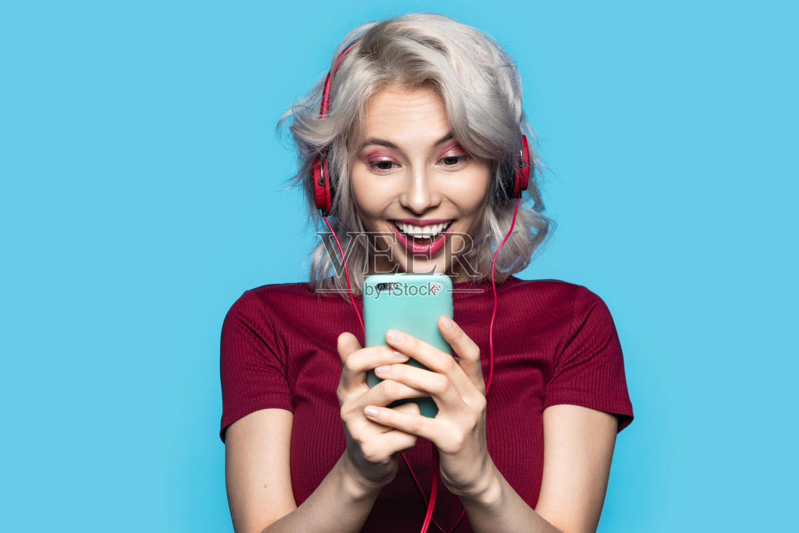 可爱的白人模特在工作室照片摄影图片