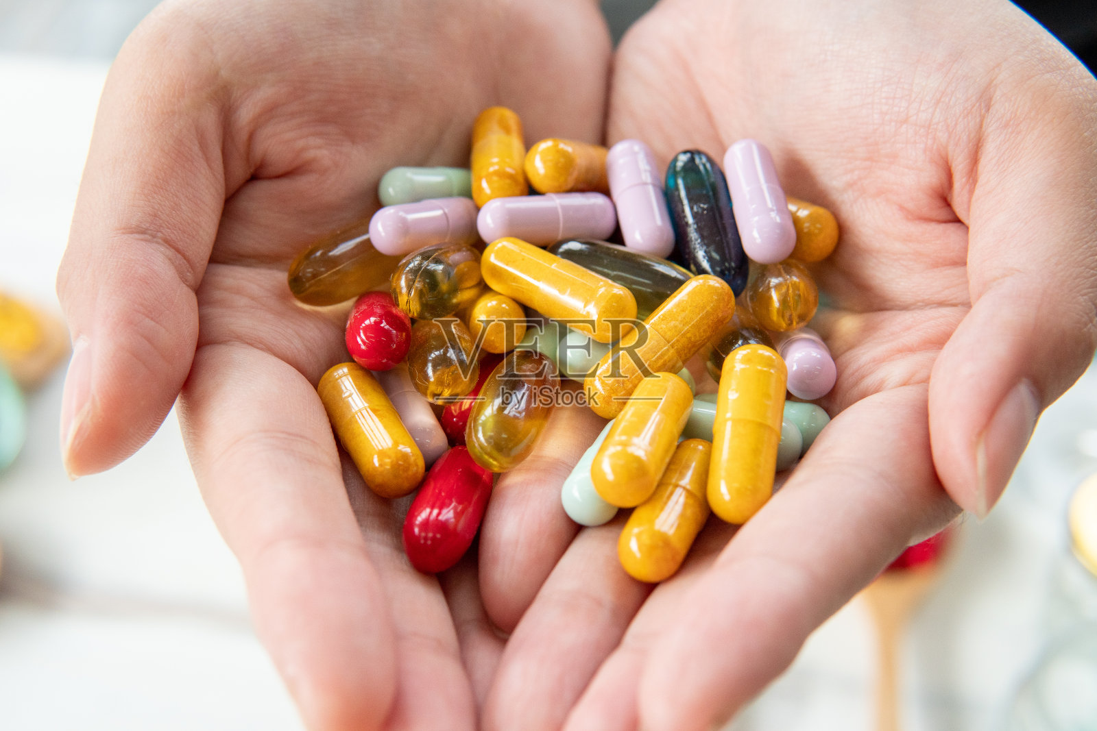 近距离观察少量有色药物,保健理念照片摄影图片