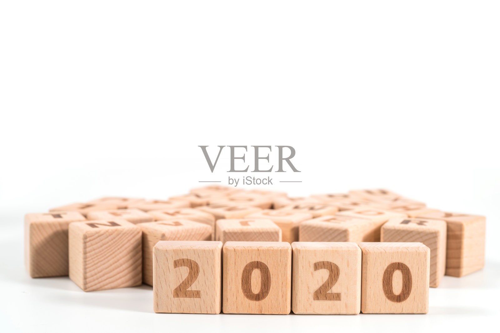 白底木方骰子上的2020字。照片摄影图片