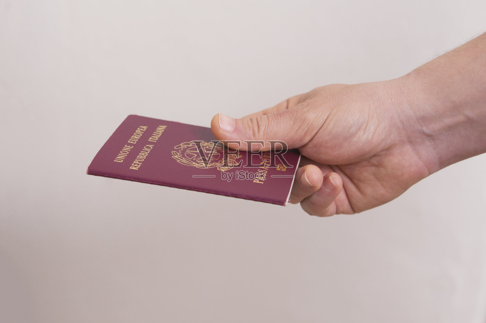男子将意大利护照交给机场边境管制处照片摄影图片