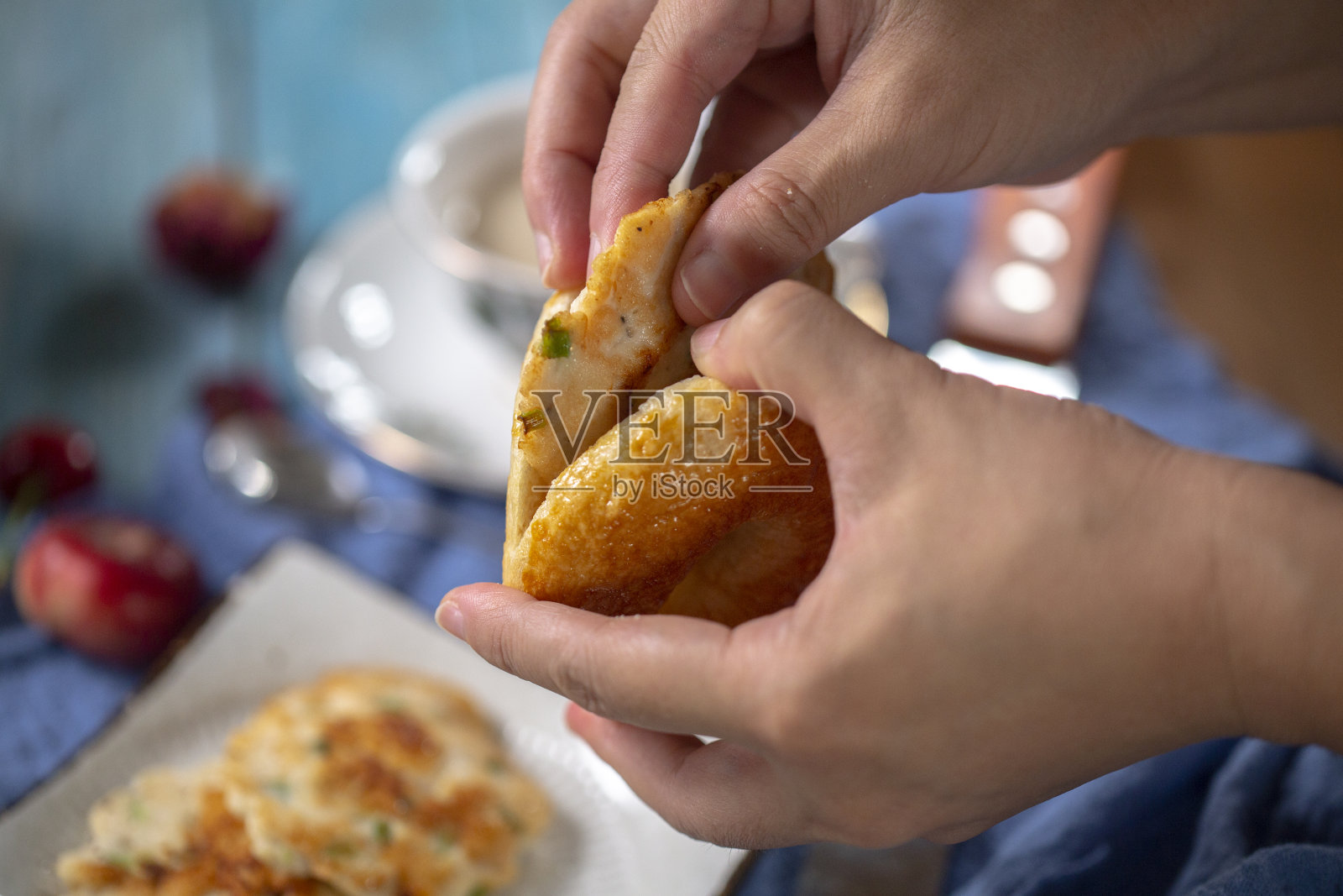 自制的百吉饼里塞满了炸鸡片照片摄影图片