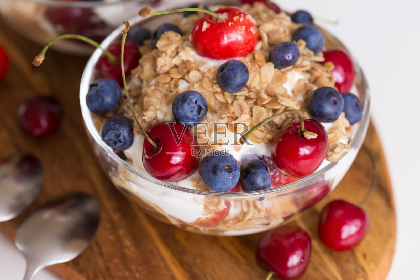 食物。水果沙拉配樱桃,蓝莓,什锦麦片,酸奶照片摄影图片