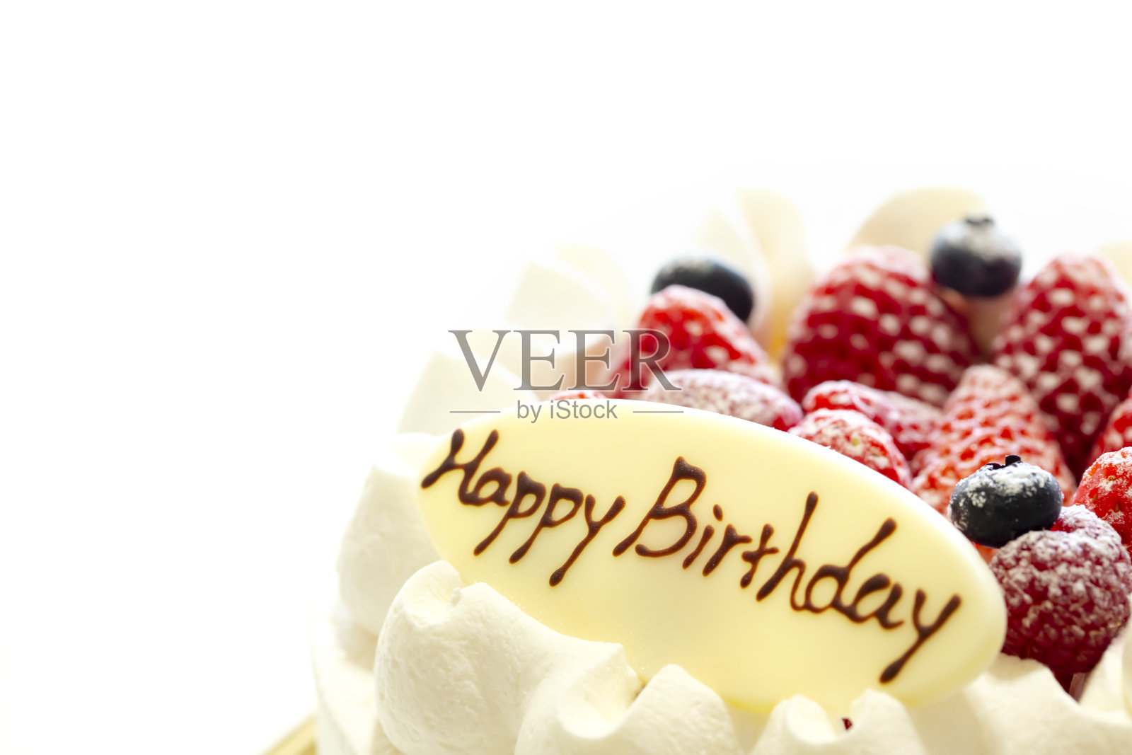 草莓和蓝莓鲜奶油蛋糕孤立在白色背景。照片摄影图片