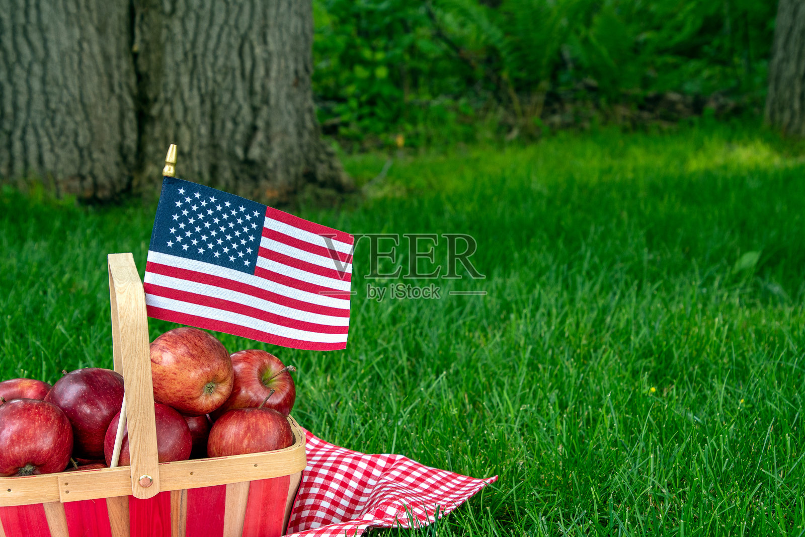 桌布上挂旗的苹果篮照片摄影图片