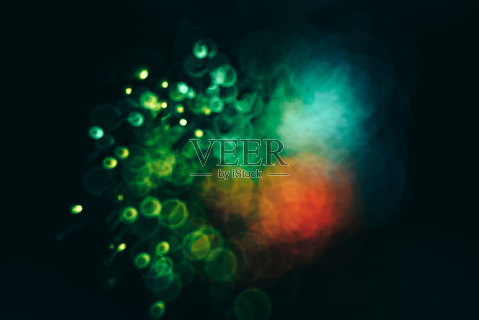 美丽的彩色散景在一个黑暗的抽象背景。照片摄影图片