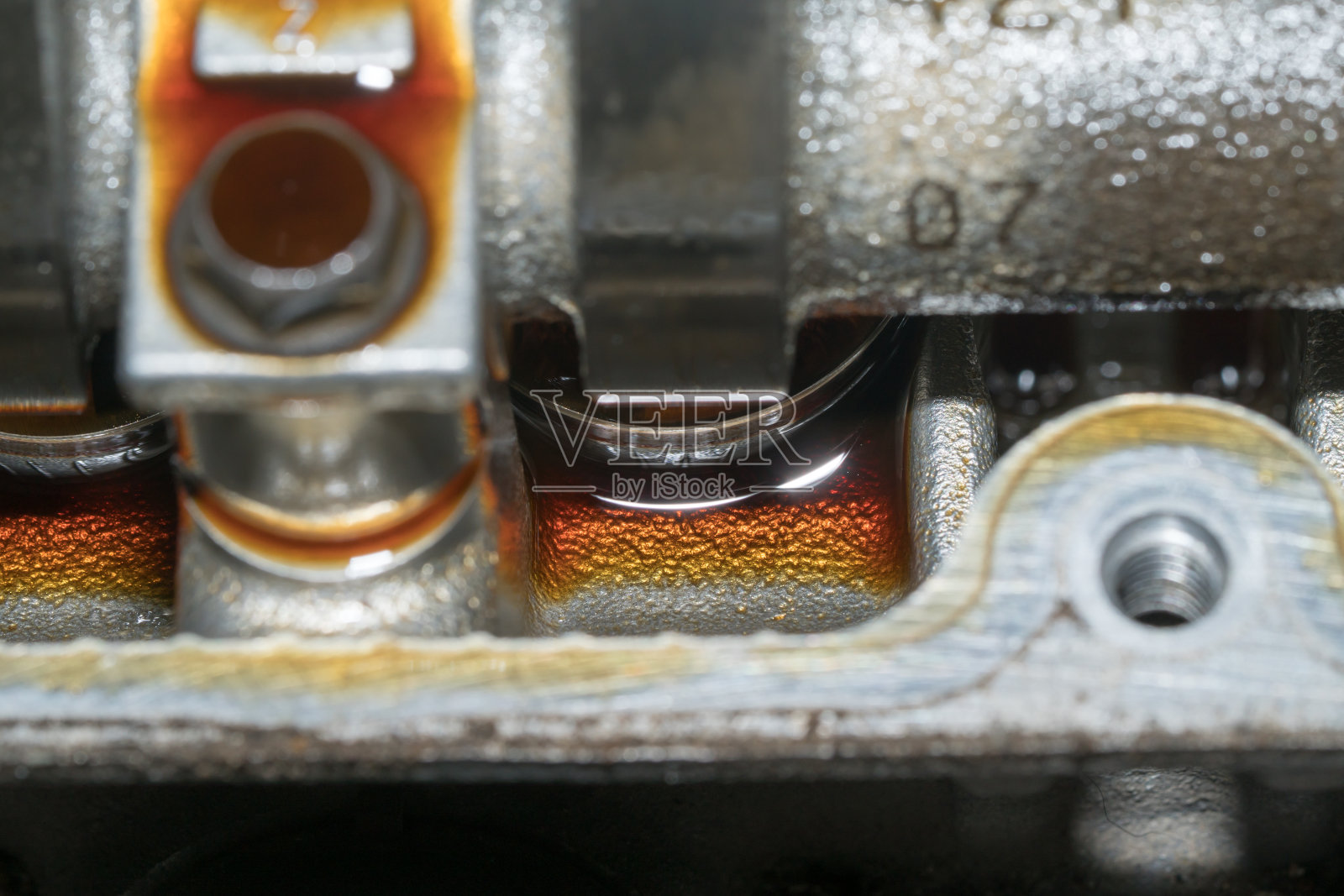 汽车发动机和机油的特写镜头。汽车配件的概念照片摄影图片