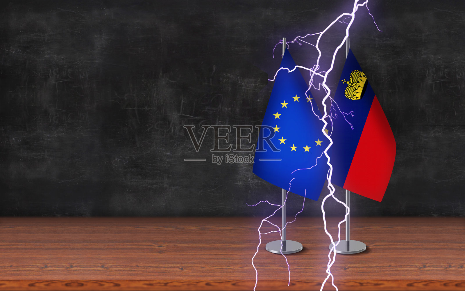 国与国冲突概念;欧盟和列支敦士登的3D课桌旗帜与雷声一起站立在桌子上,前面的黑板背景有较大的拷贝空间。照片摄影图片