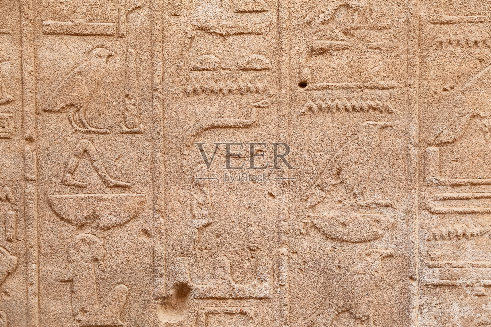 埃及卢克索卡纳克神庙的象形文字照片摄影图片