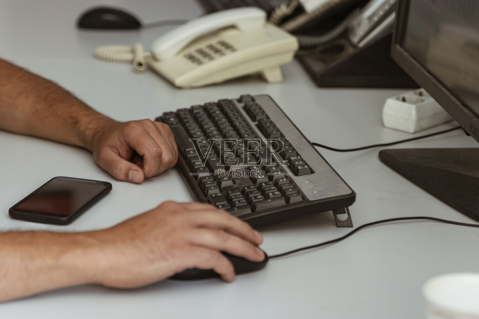 办公室中年工程师照片摄影图片