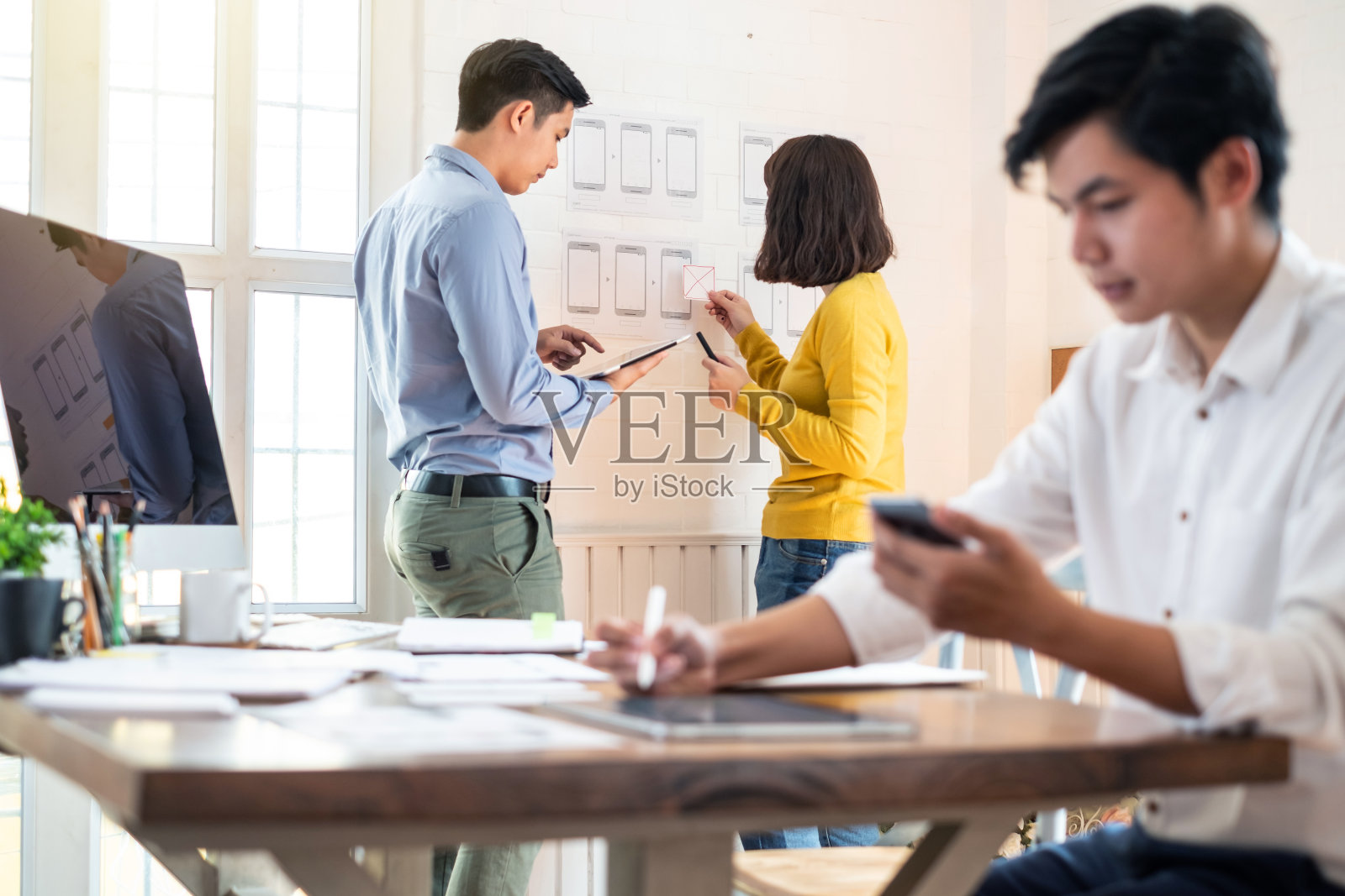 团队平面设计师创意绘图网站ux app开发和办公室手机应用。照片摄影图片