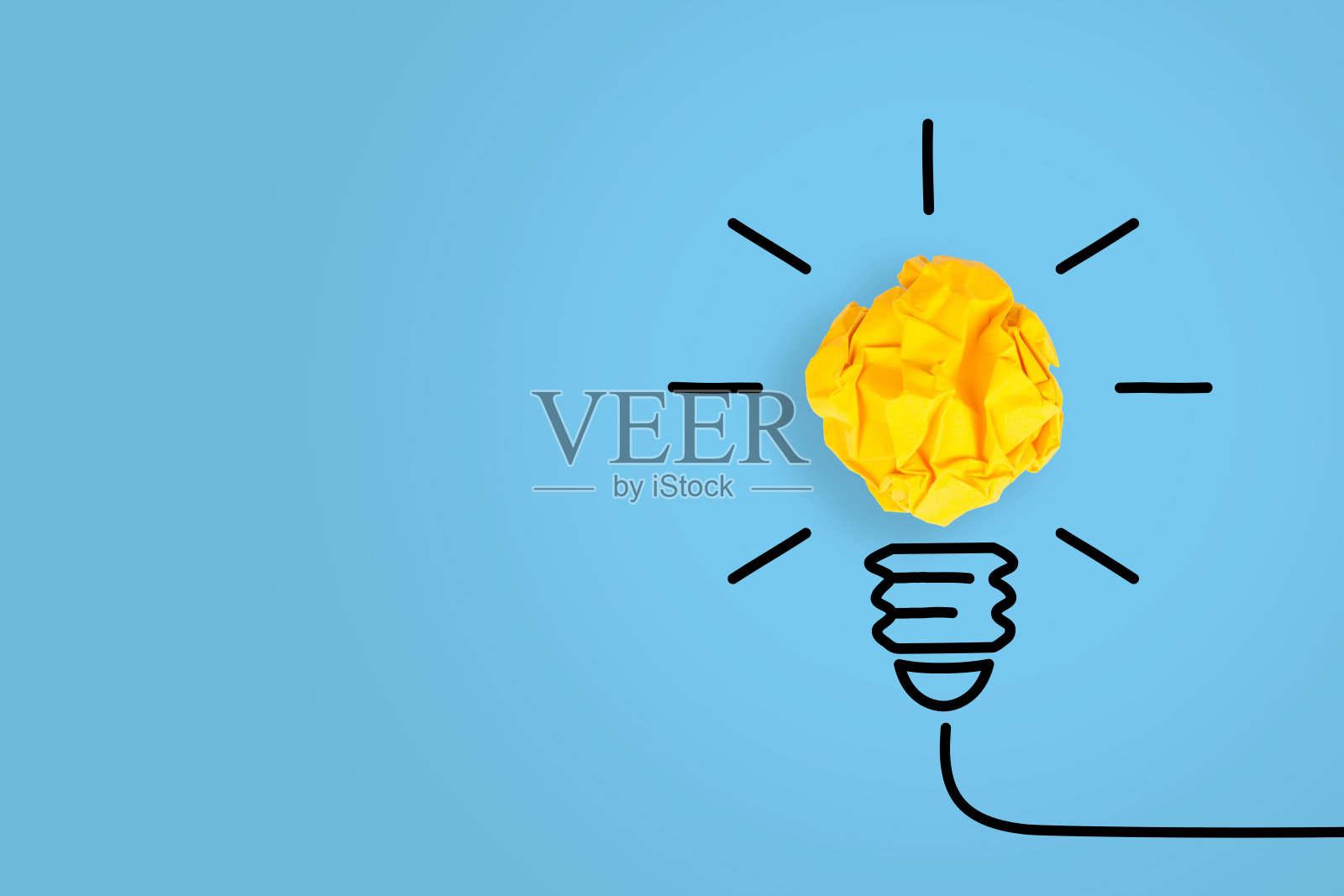 蓝色背景上的黄纸灯泡照片摄影图片