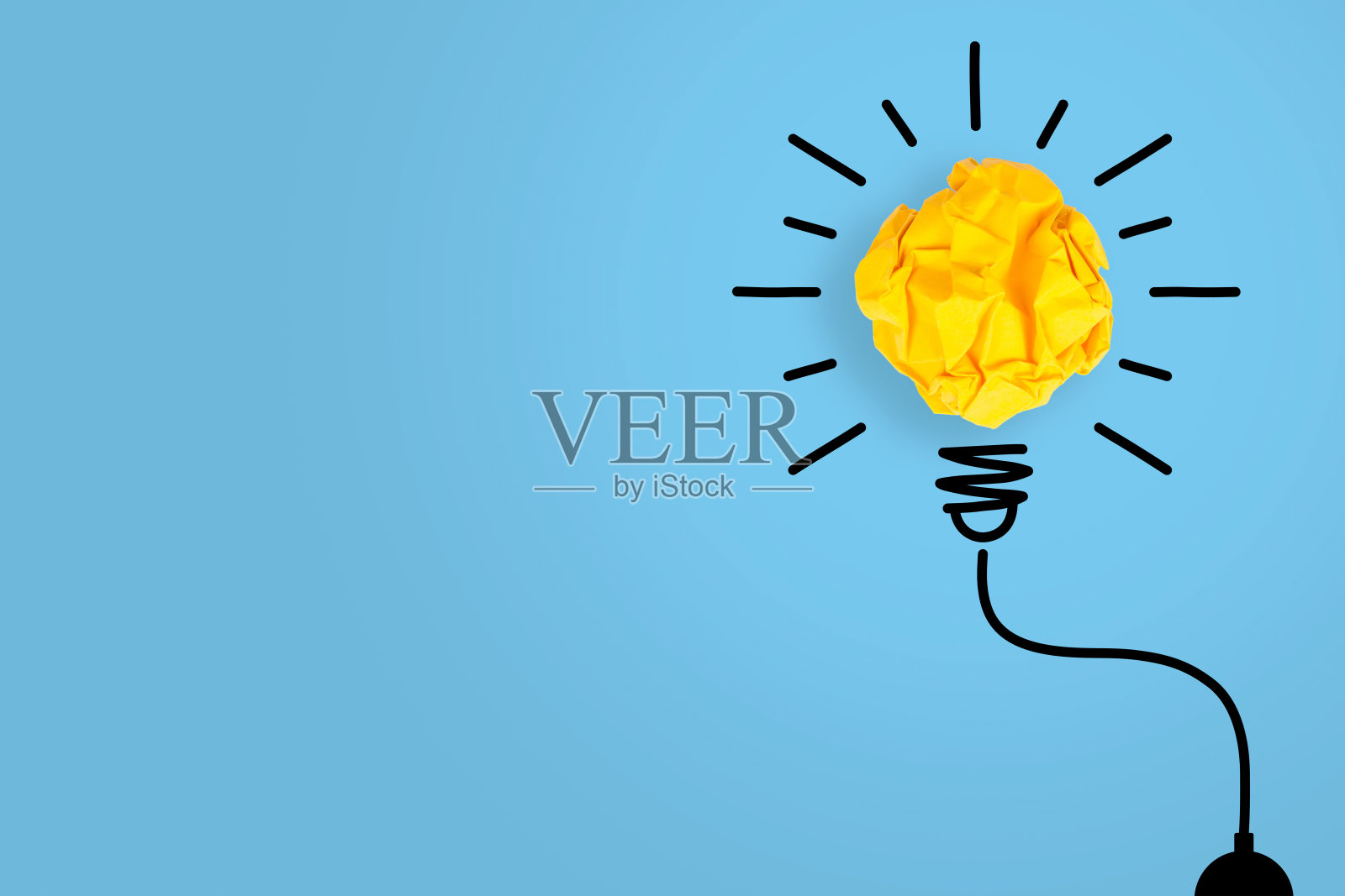 蓝色背景上的黄纸灯泡照片摄影图片