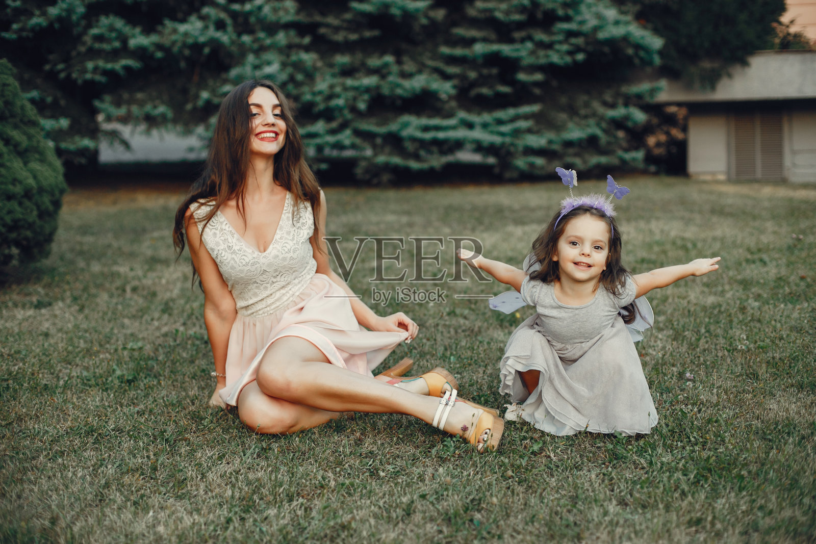 可爱和时尚的家庭在夏季公园照片摄影图片