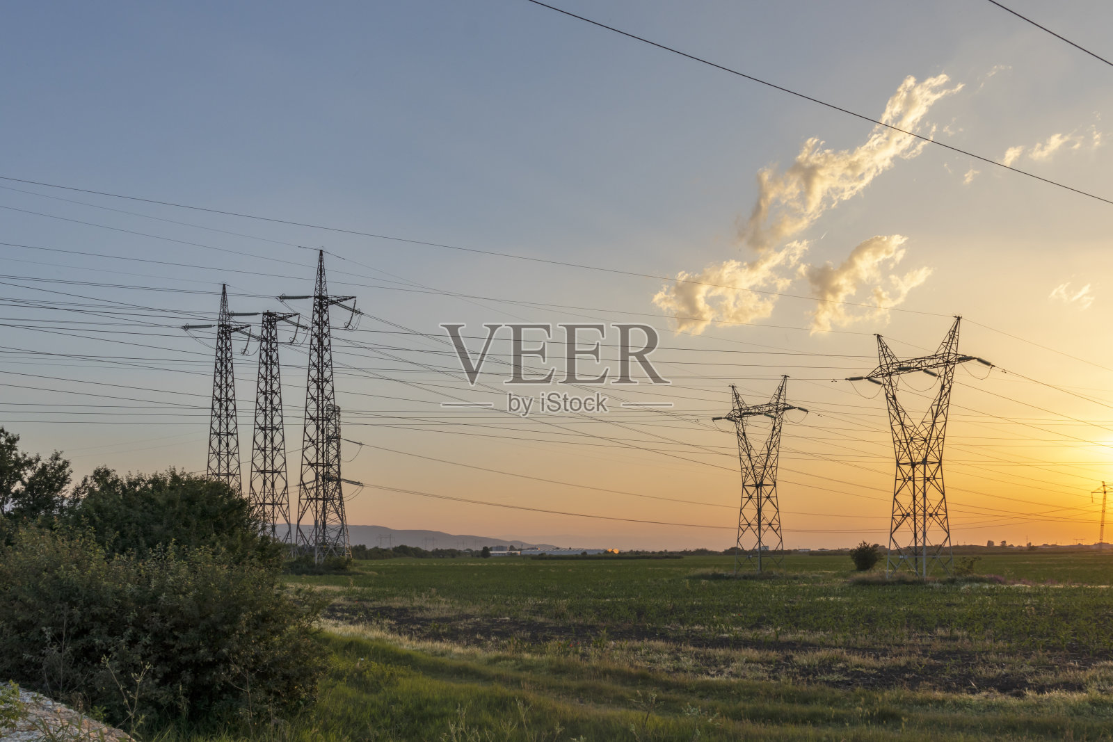 保加利亚普罗夫迪夫市周围的高压电线的日落景观照片摄影图片