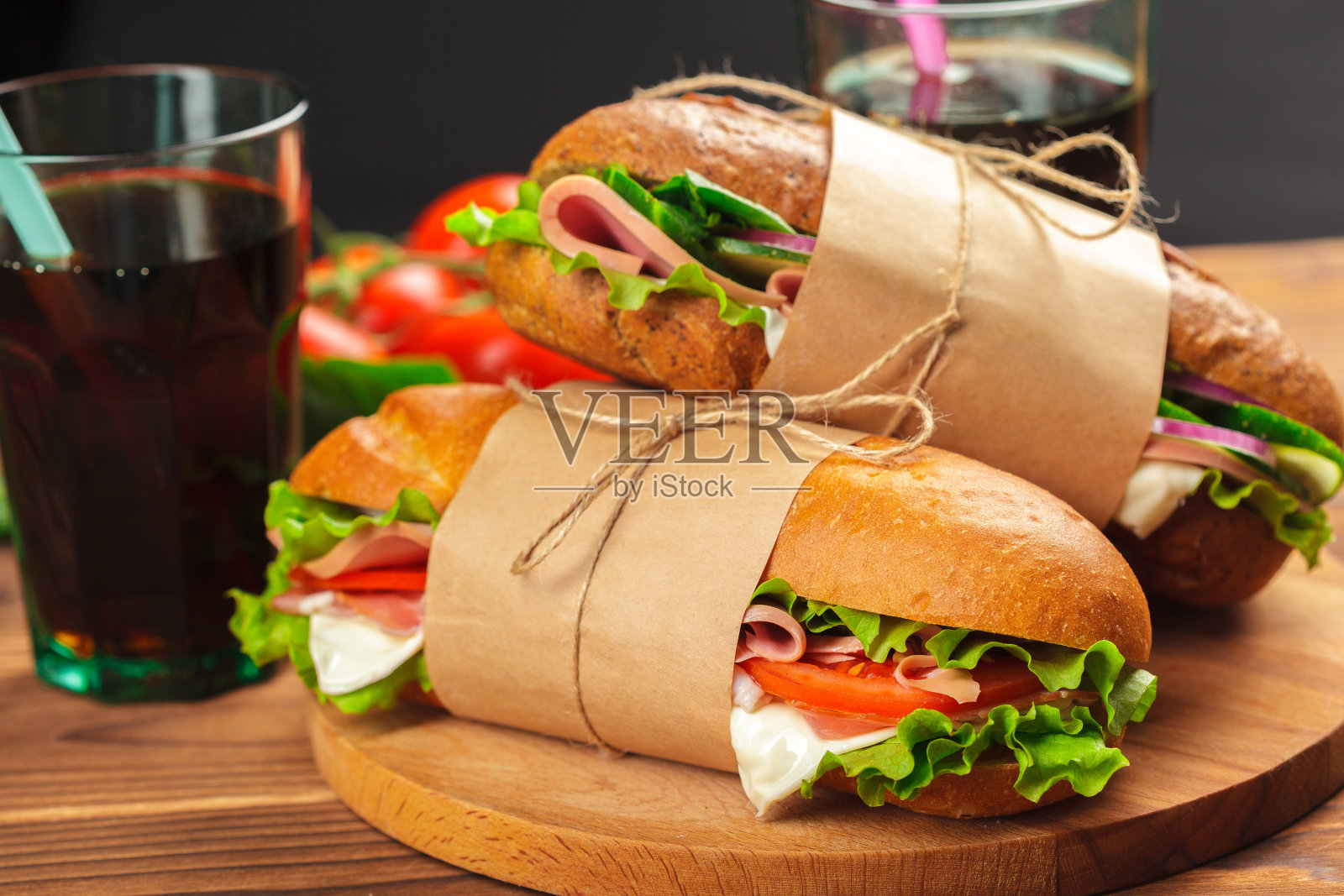 三明治放在木桌上照片摄影图片