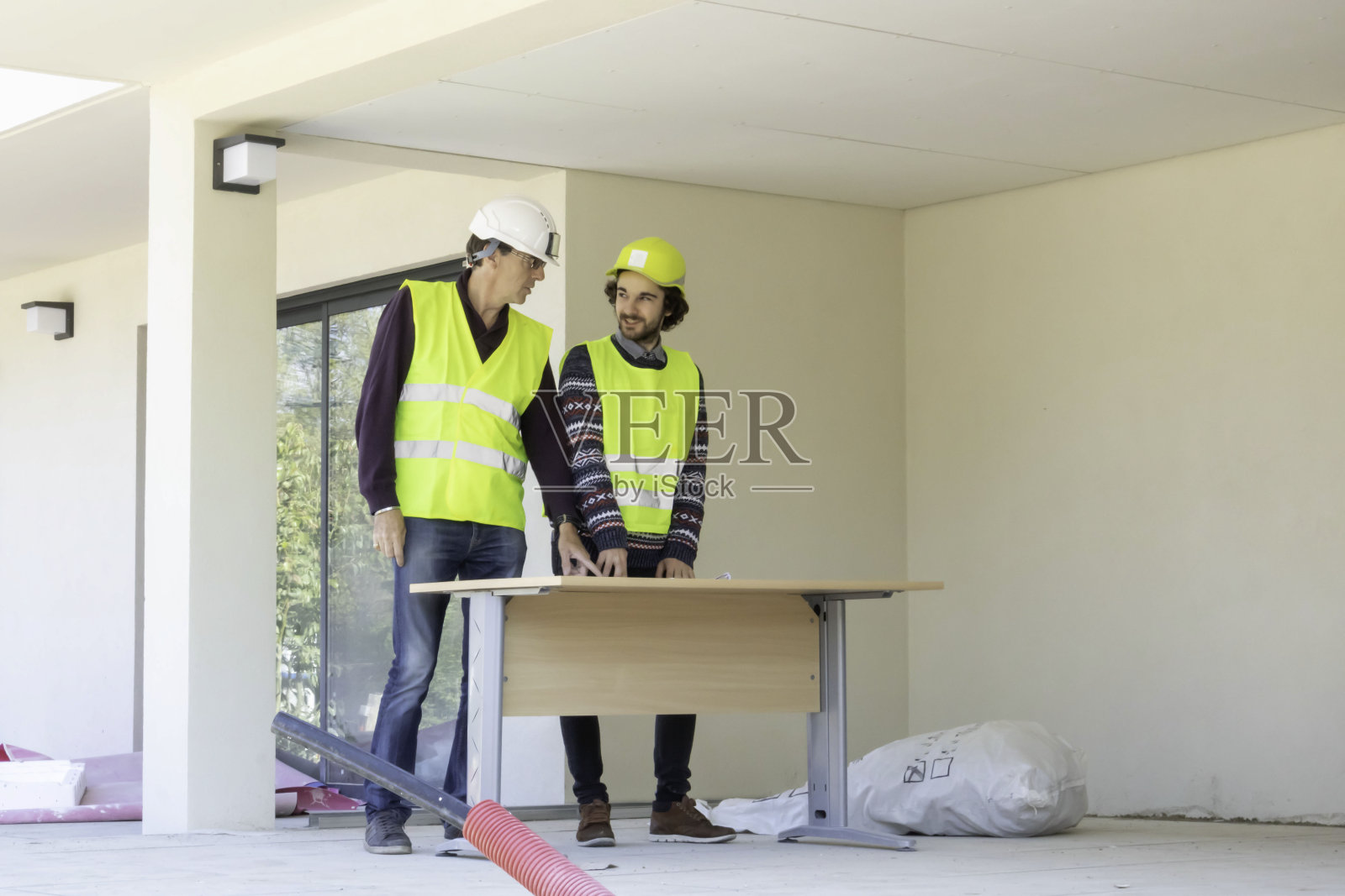 现场参观,现场会议,建筑师和现场经理照片摄影图片