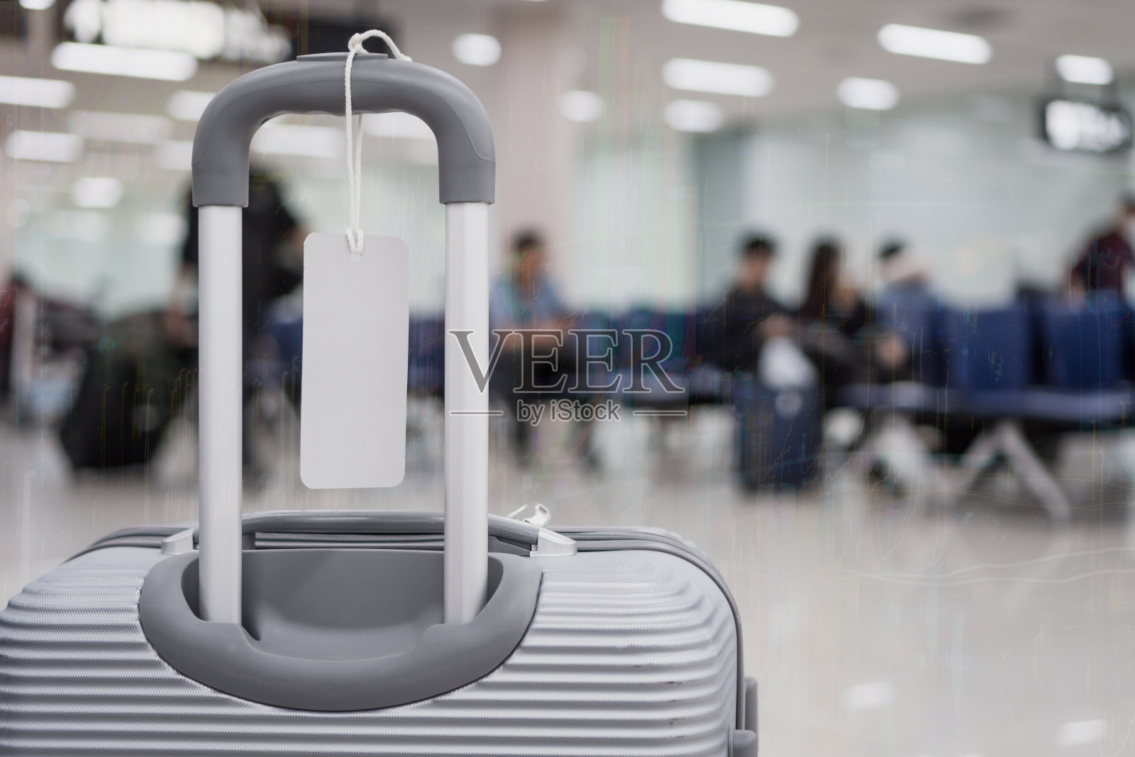 行李架吊牌手提箱/行李上的空白标签,把字母“旅行保险”字展示您的产品在机场航站楼的旅行行李密码锁附近,文字复制空间照片摄影图片