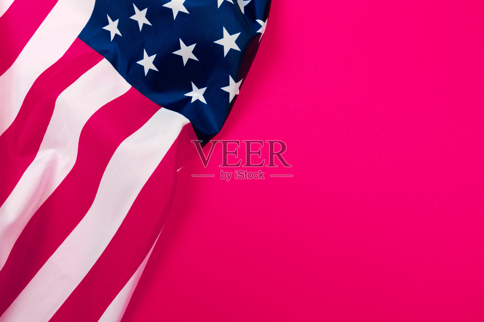 美国国旗在红色背景俯视图-图像照片摄影图片