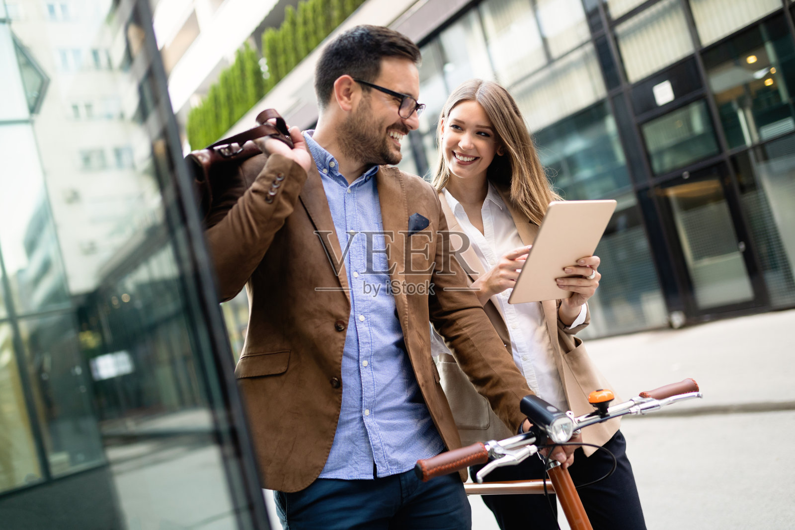 快乐的商业伙伴在城市户外聊天和散步照片摄影图片