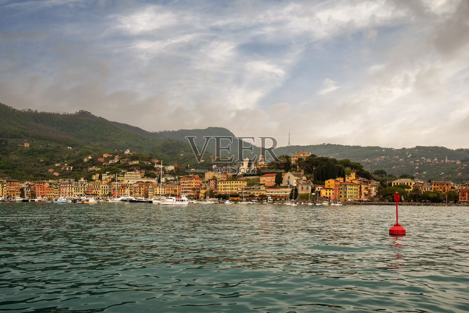 意大利利古里亚热那亚,阴天雨天,游艇和渔船停泊在港口,从海上俯瞰古老的海滨城市圣玛格丽塔·利古雷照片摄影图片