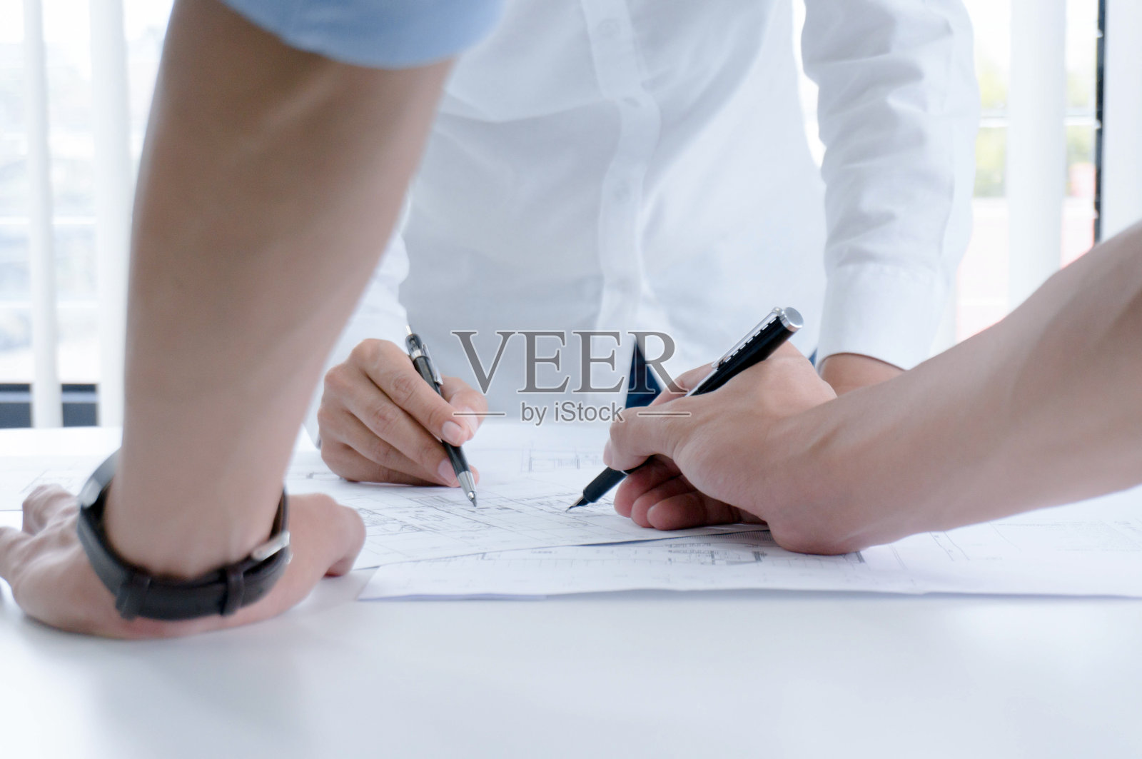 同事室内设计师企业成就规划设计蓝图团队合作概念与指南针。照片摄影图片