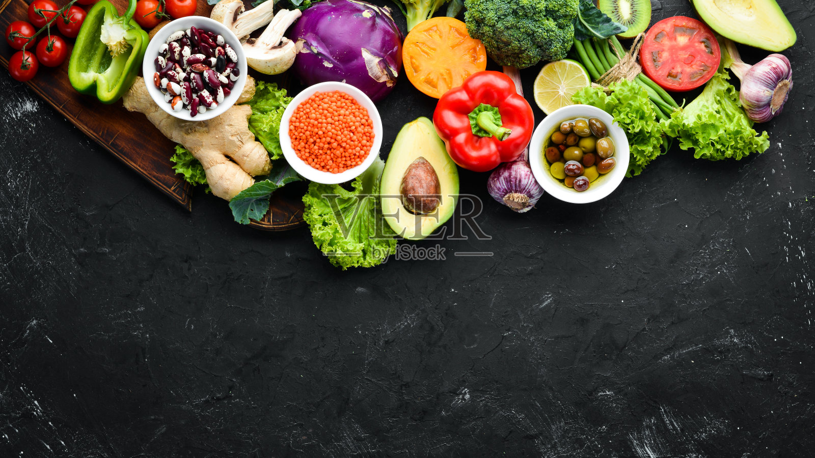 有机食品。新鲜蔬菜和水果。前视图。为你的文本留出空间。照片摄影图片