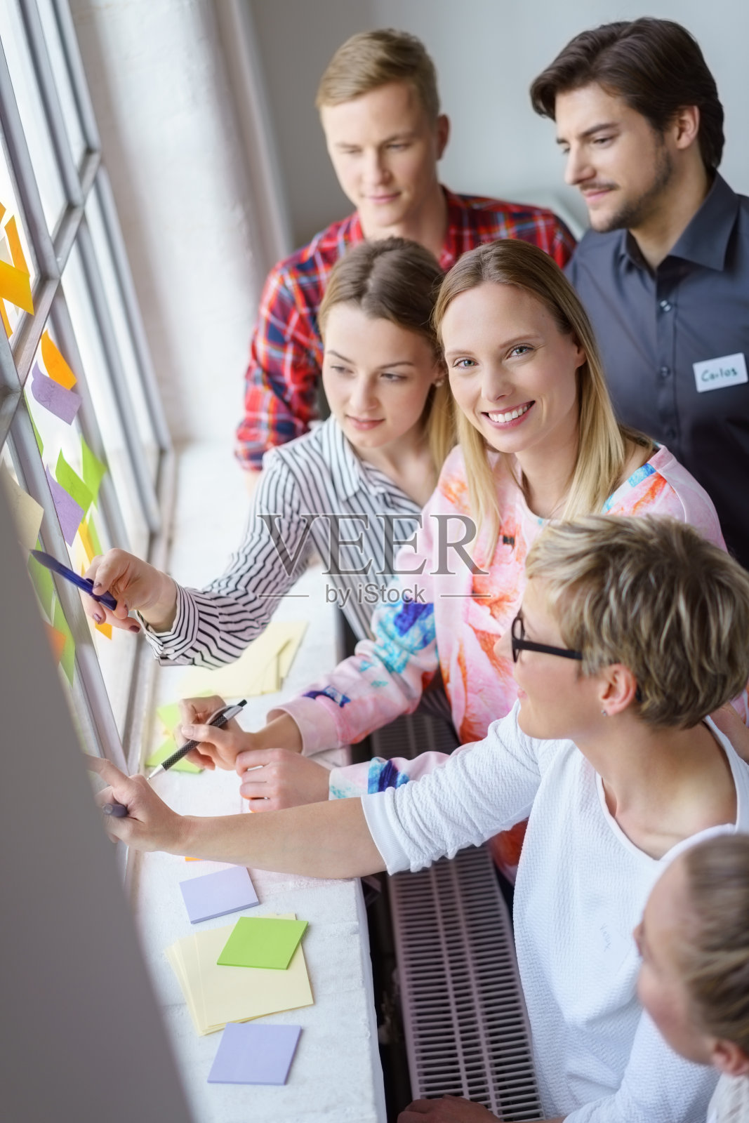 同事们微笑着用便利贴分享想法照片摄影图片