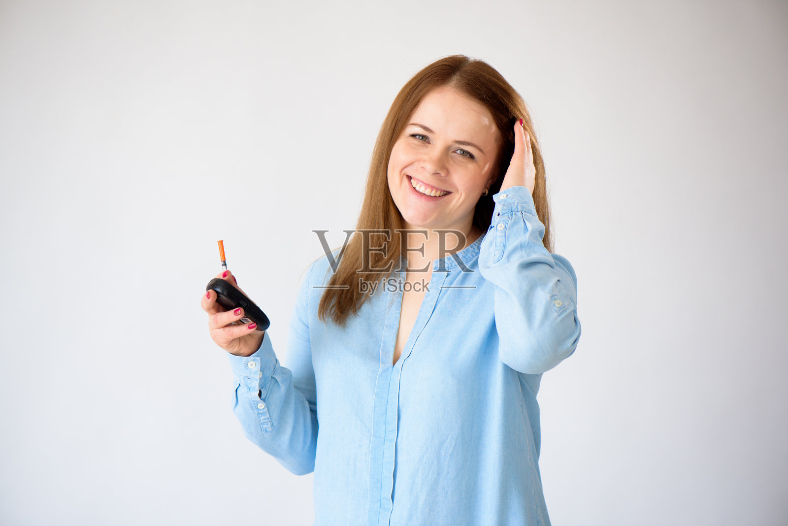 糖尿病患者测量血糖水平血液测试使用血糖仪和小滴血液从手指和测试条孤立在白色背景。照片摄影图片