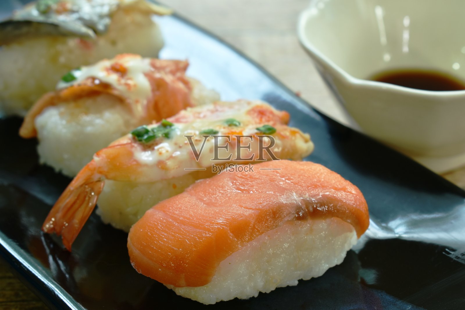 寿司日本食物与芥末蘸酱油照片摄影图片