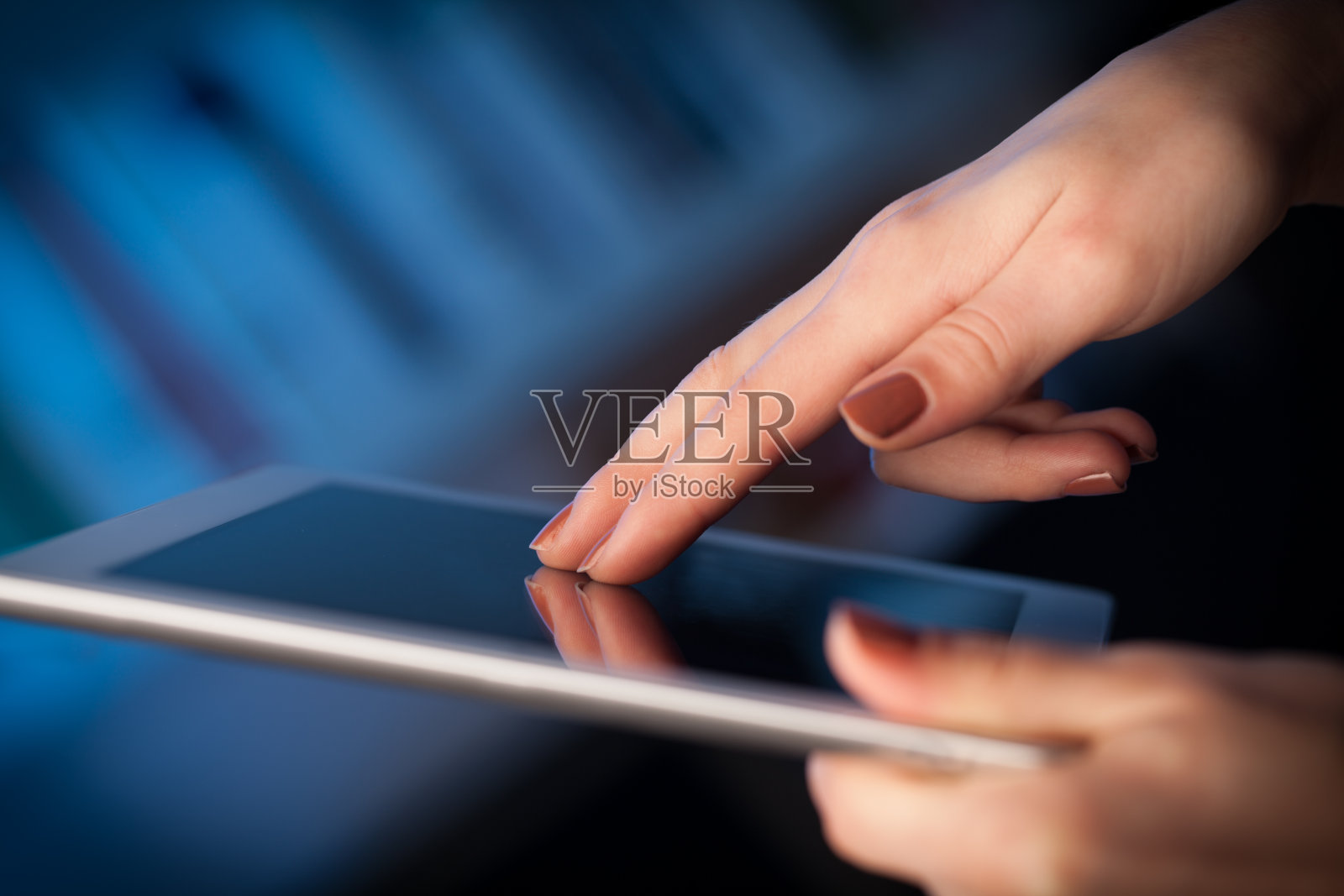 手指指向空白的平板电脑照片摄影图片