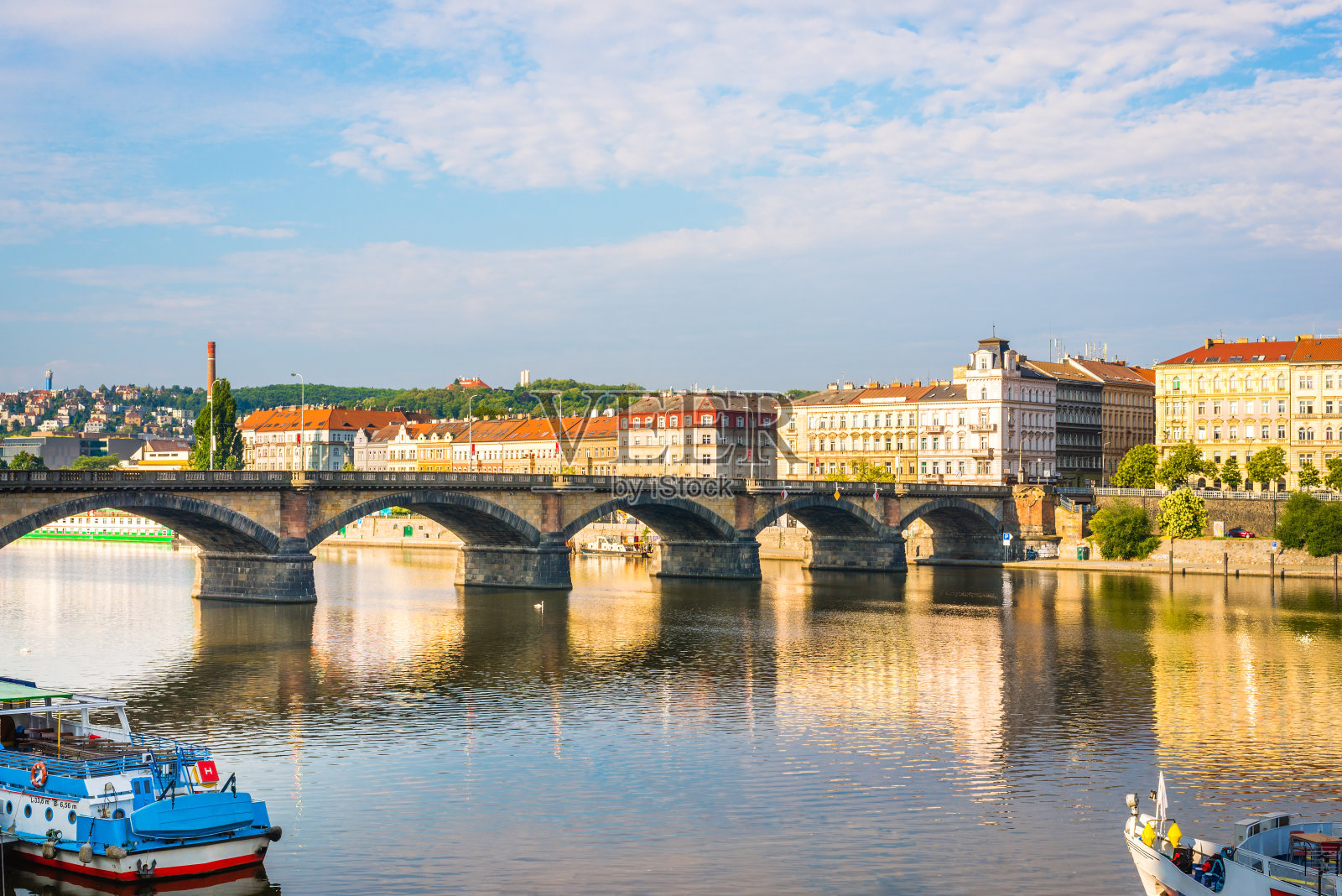 布拉格的夏季城市景观照片摄影图片