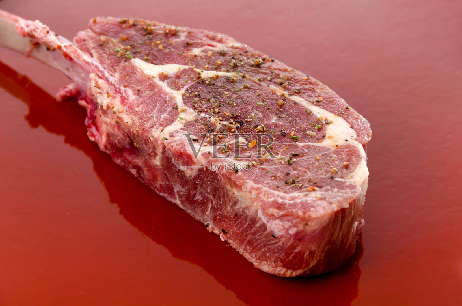 红托盘上的生羊排,白底照片摄影图片