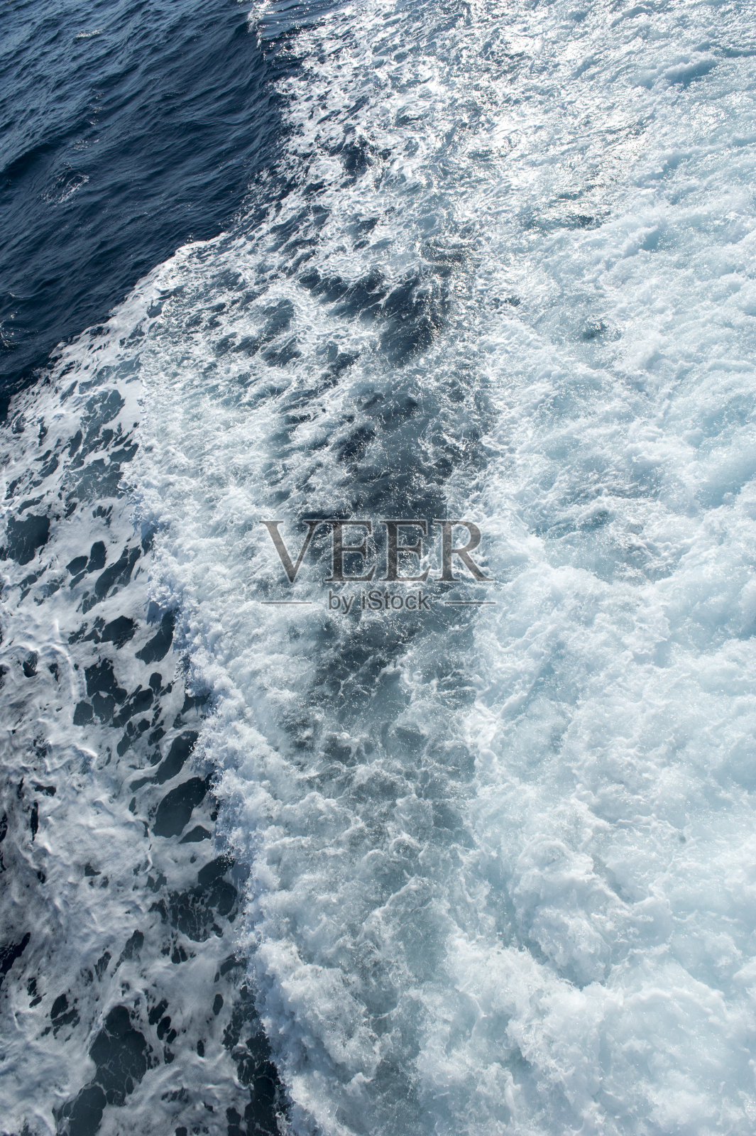 船舷上起泡的水照片摄影图片