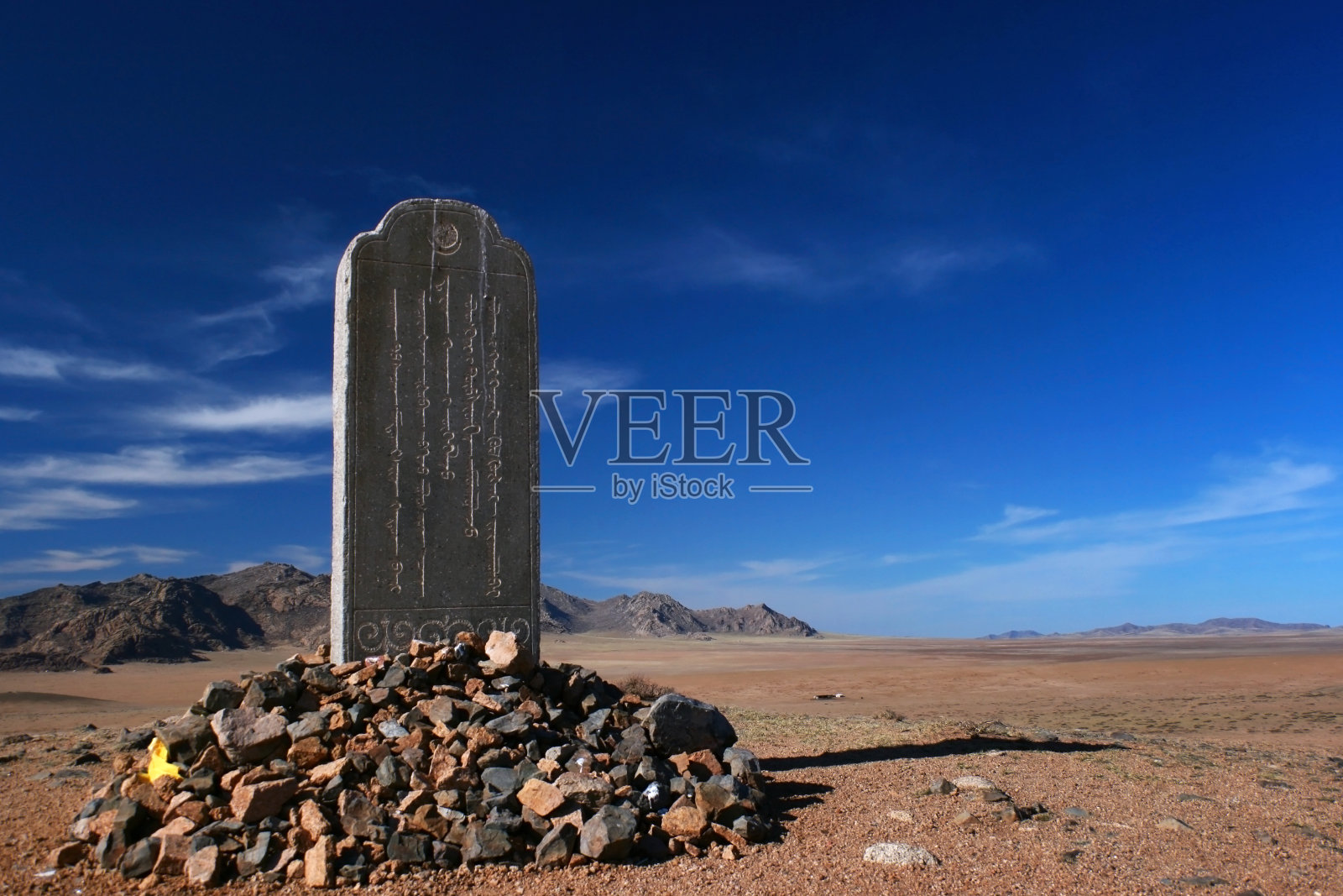 在一个阳光明媚的日子里,蒙古草原上献给曼杜克亥或曼杜克亥可敦(智慧的曼杜克亥女王)的石碑。照片摄影图片