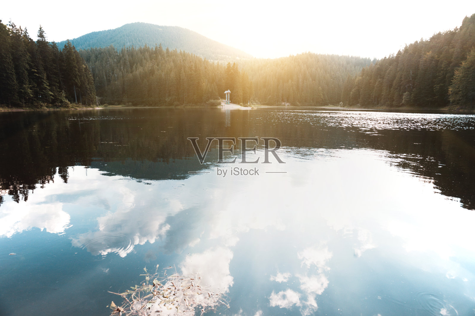 乌克兰风景-湖Synevyr在喀尔巴阡,乌克兰"n照片摄影图片