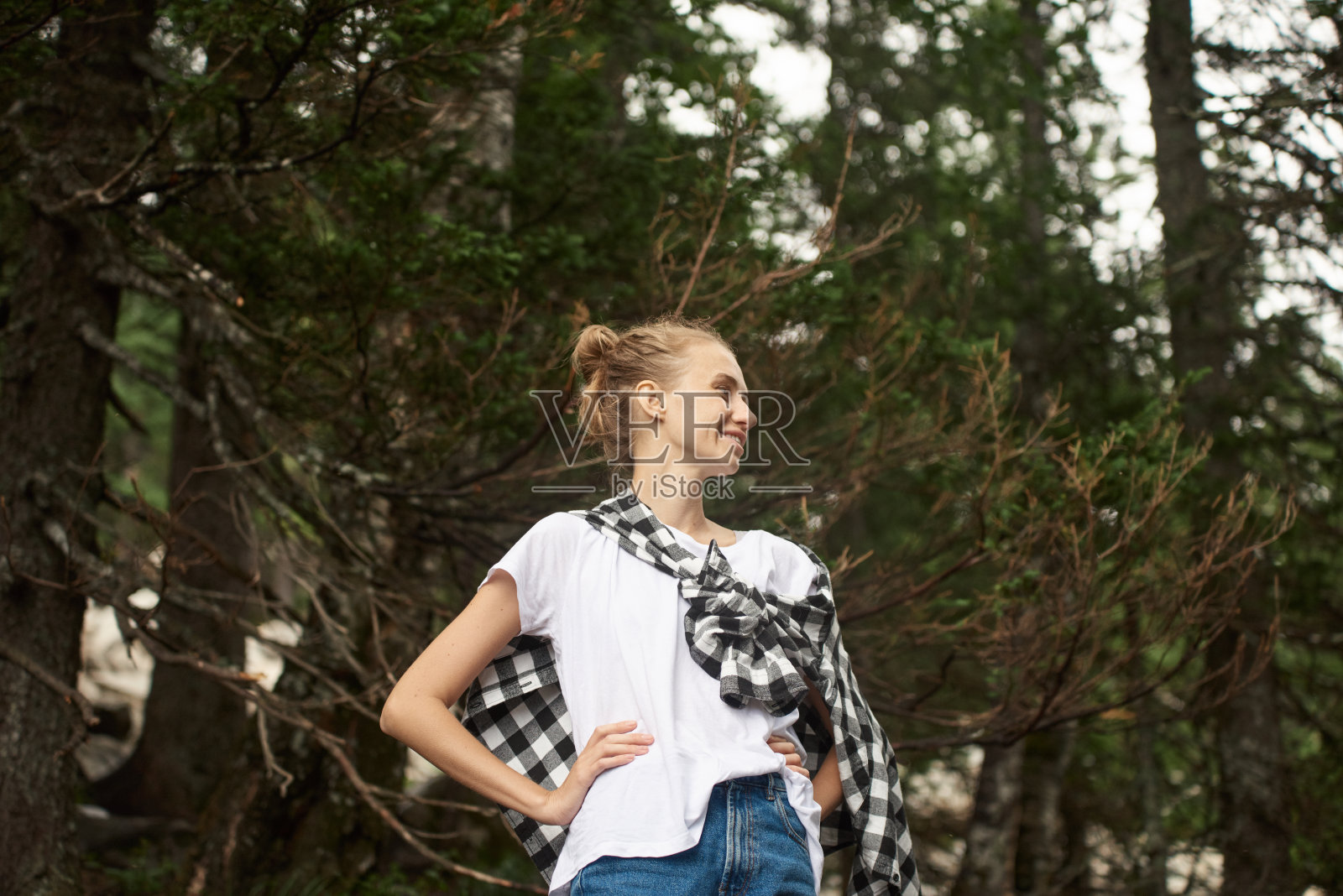 走在森林里的时髦女人照片摄影图片