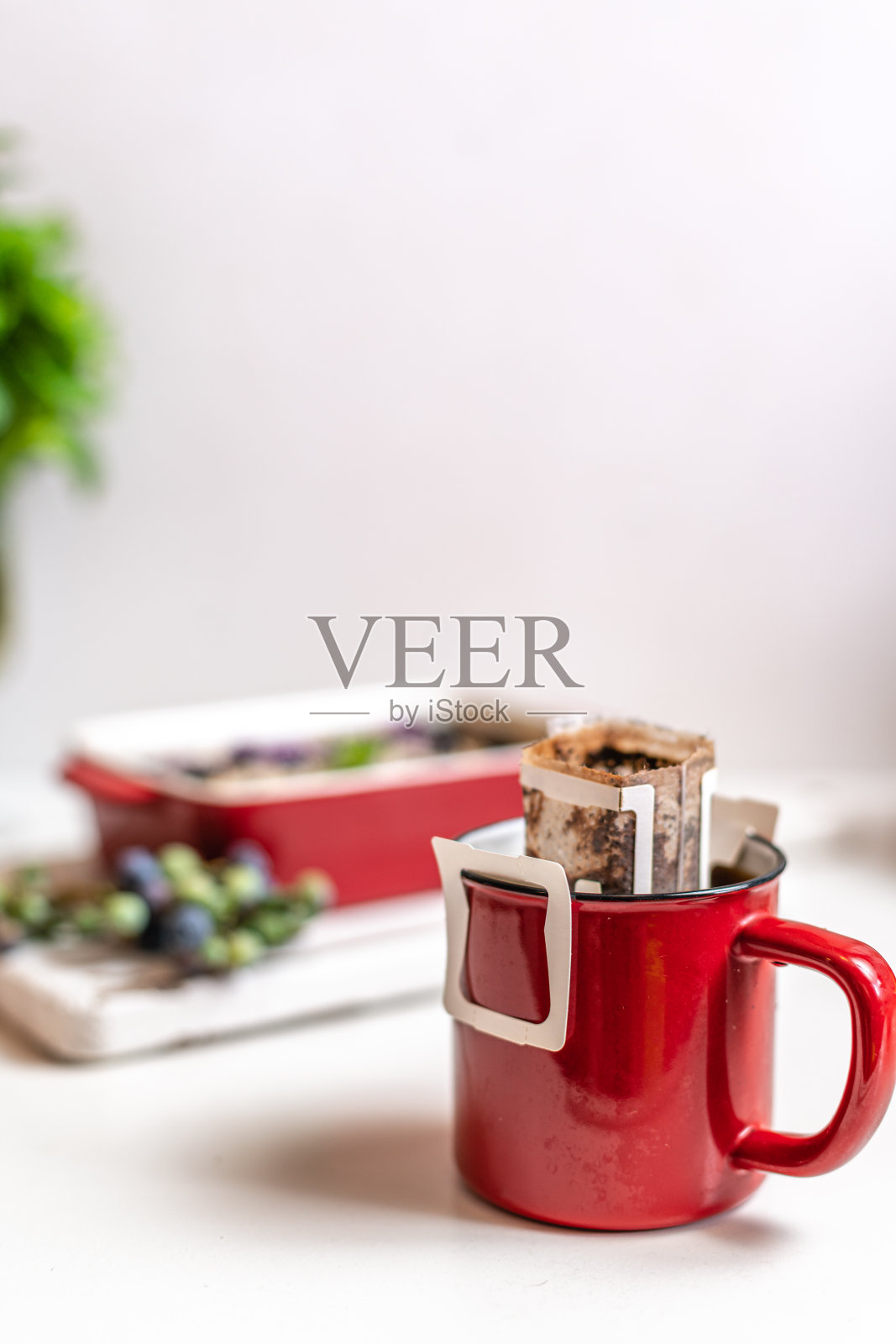 烤燕麦配蓝莓和香蕉,滴咖啡照片摄影图片