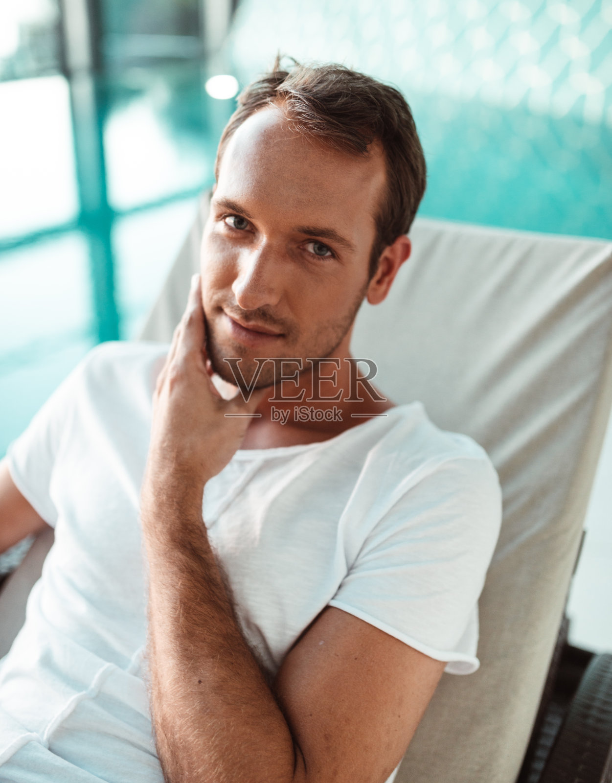 性感的男人肖像在水疗中心照片摄影图片