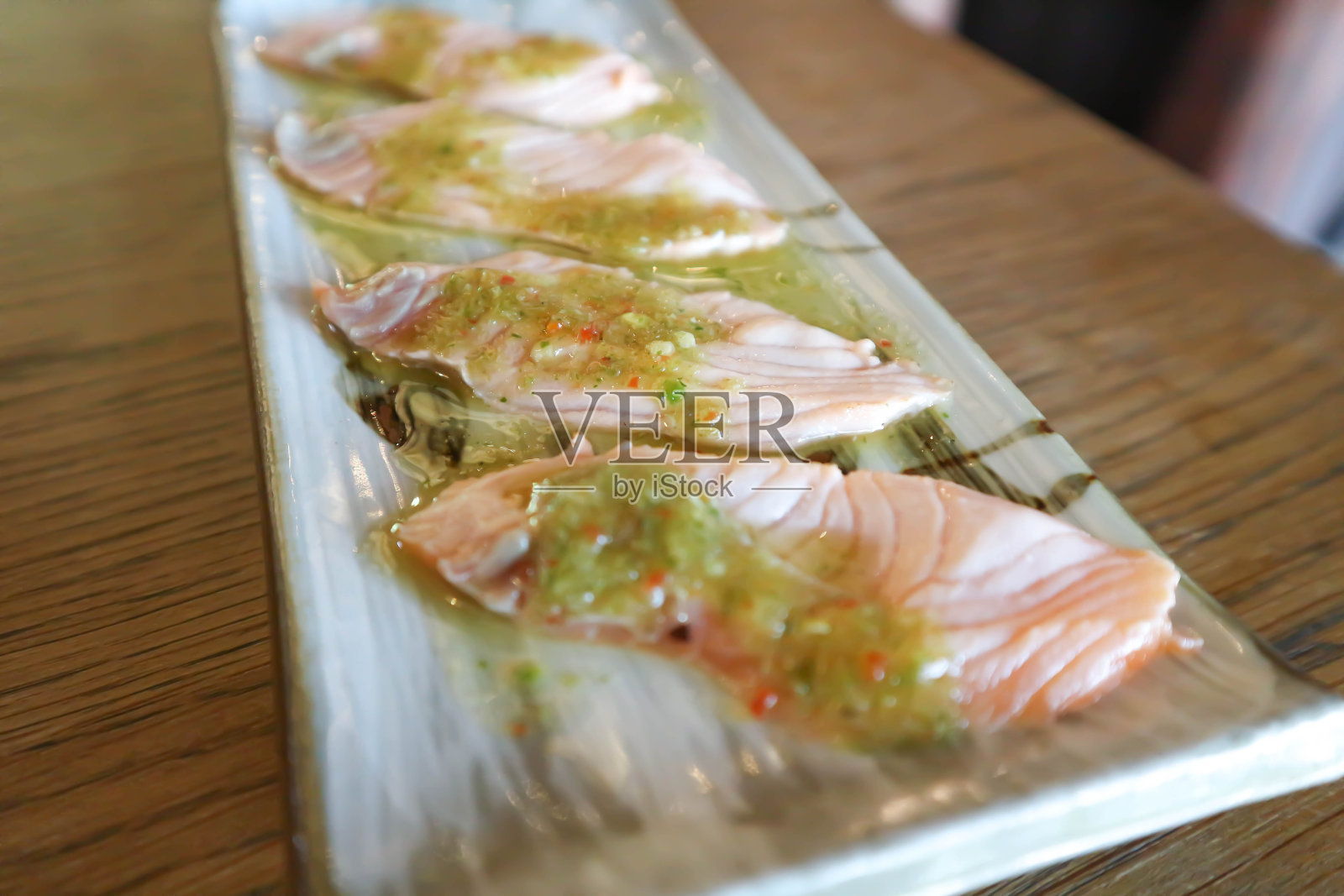 烤三文鱼或三文鱼片配辣酱照片摄影图片