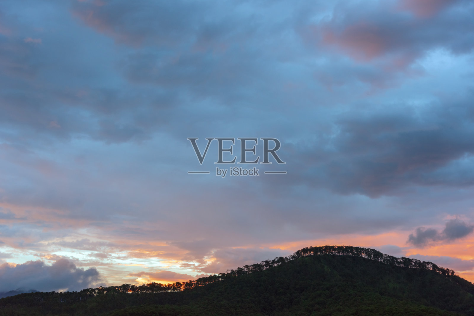 日落时戏剧性的天空和云彩照片摄影图片