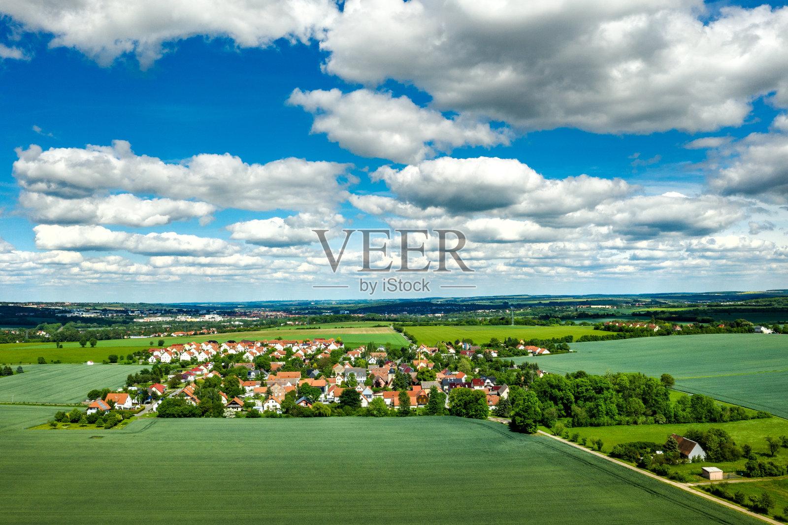 鸟瞰图太阳能电池能源农场在农村景观照片摄影图片