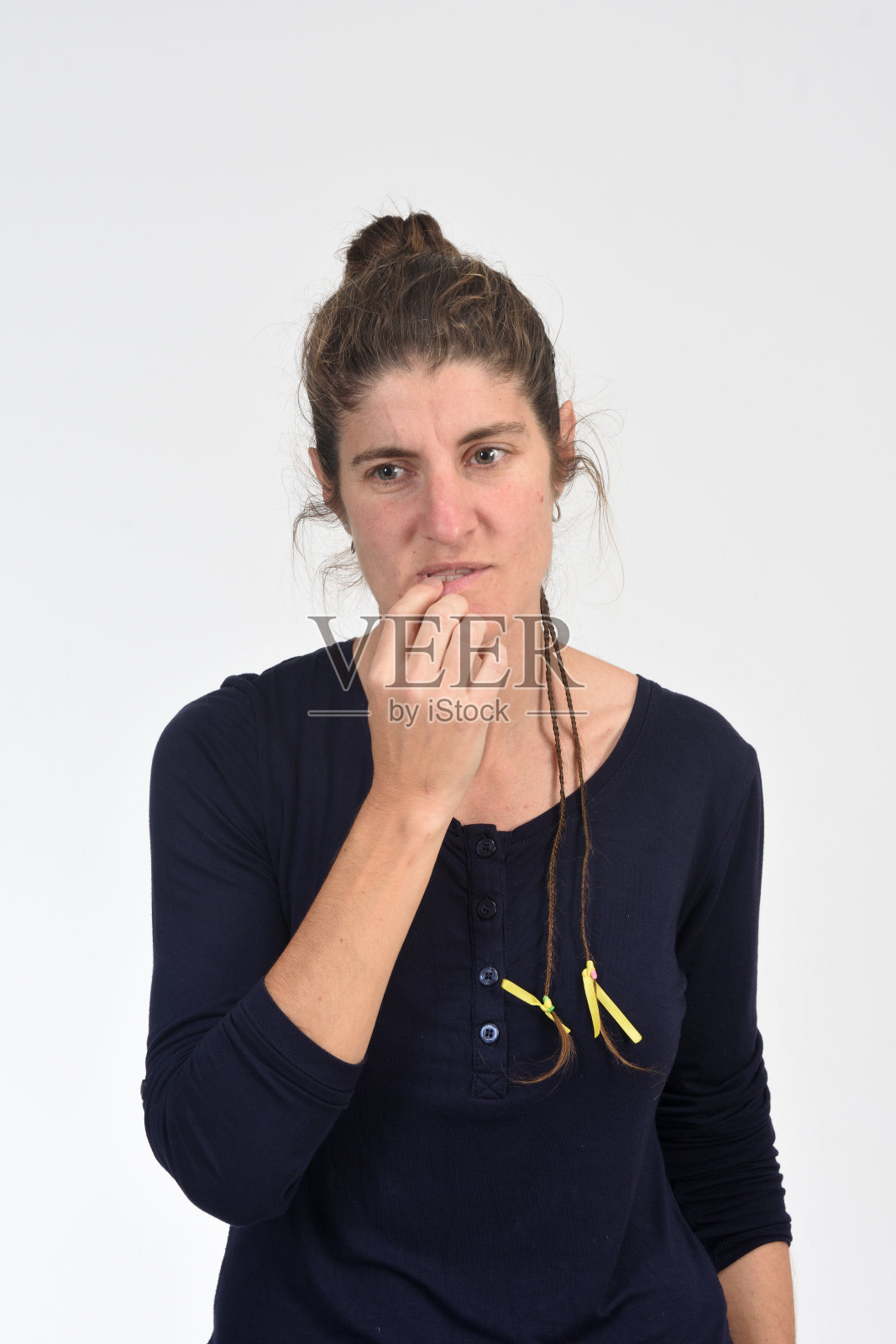 白色背景上的一个女人的肖像照片摄影图片