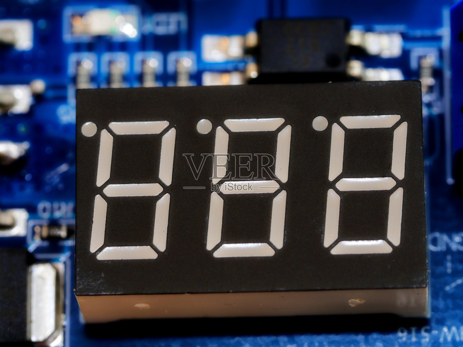 带LED的电子时钟电路板照片摄影图片