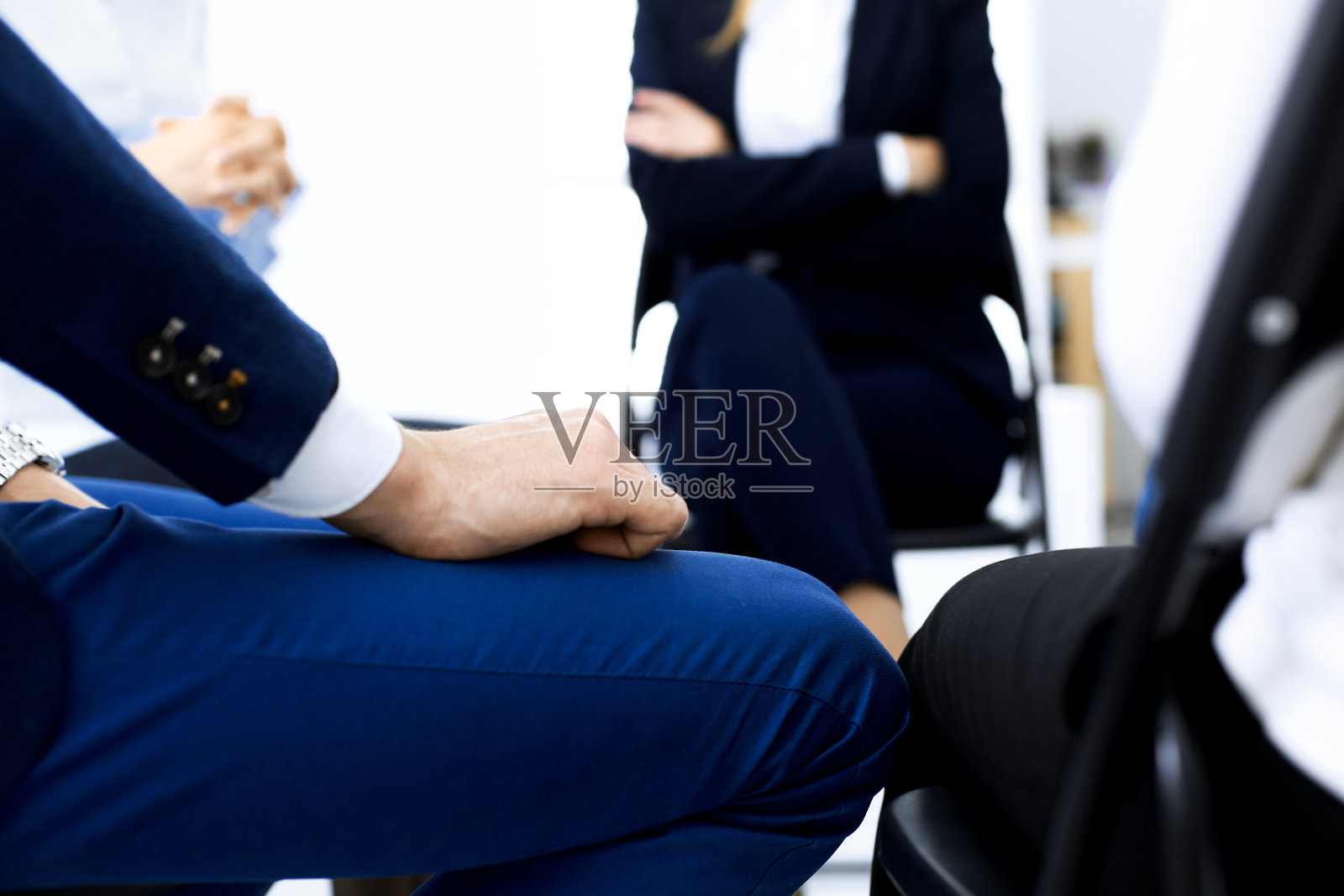 一群人在治疗期间围成一圈坐着。业务团队参加培训会议照片摄影图片