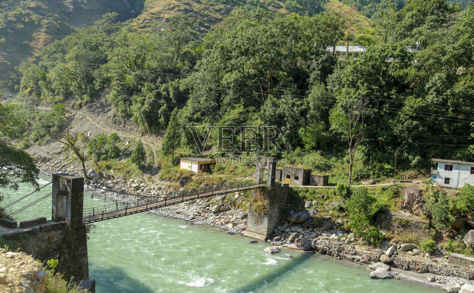 一条穿过群山的河流照片摄影图片