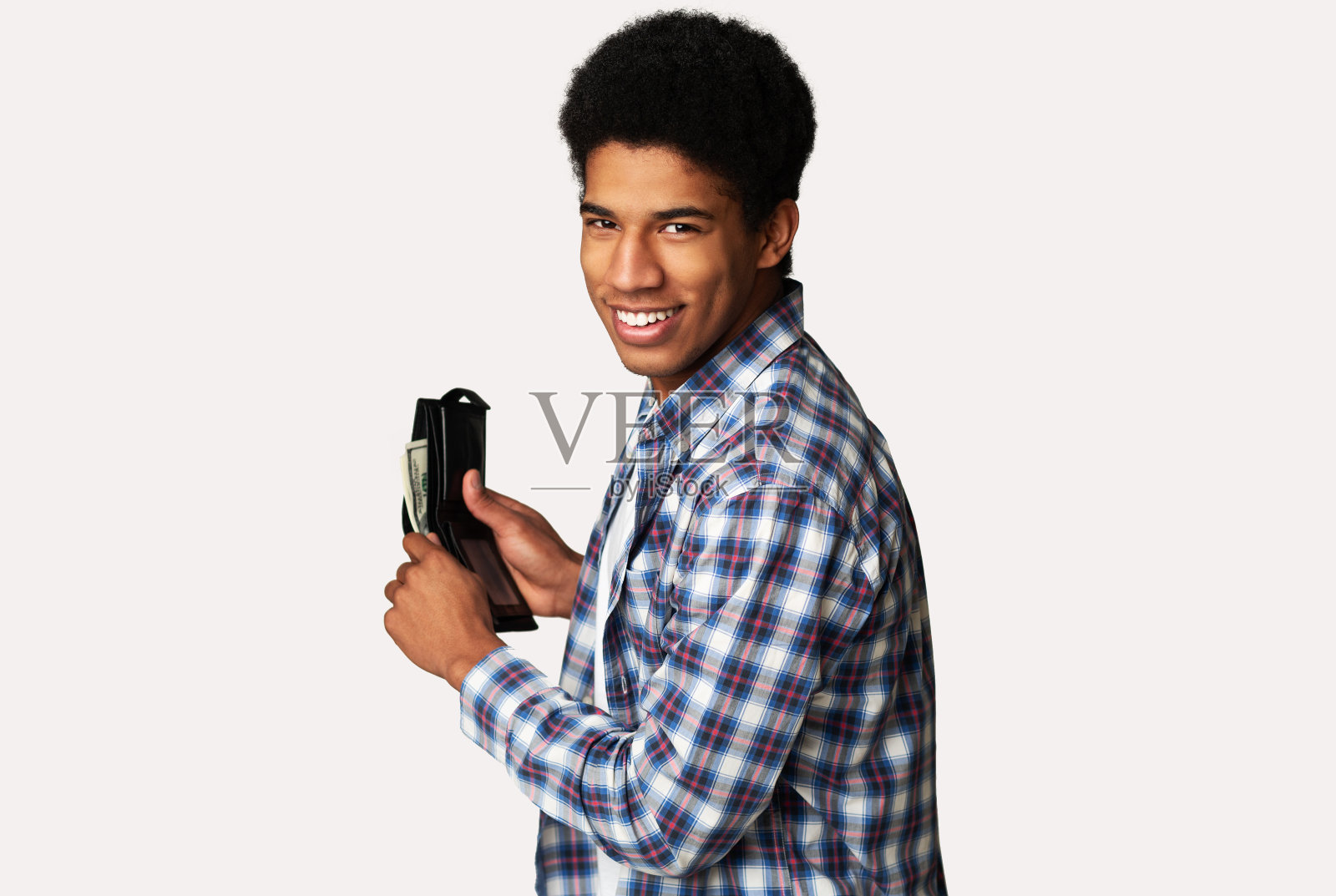 激动的非洲人把钞票放进钱包照片摄影图片