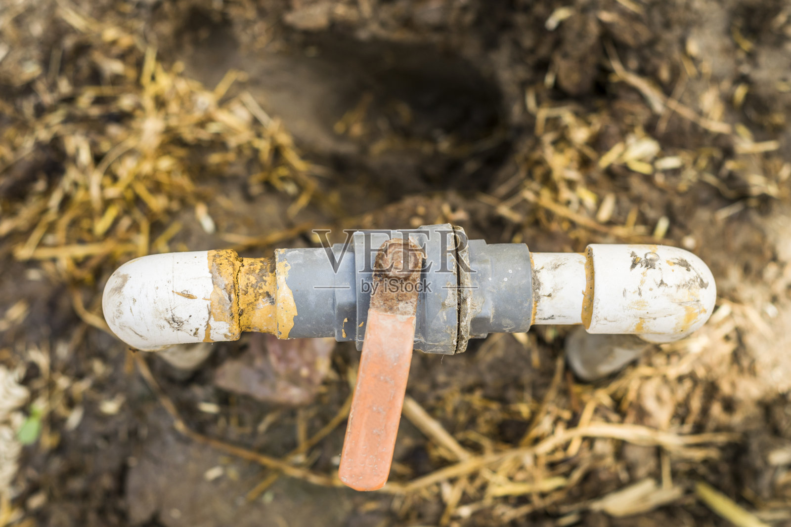 水龙头及水管渗漏照片摄影图片