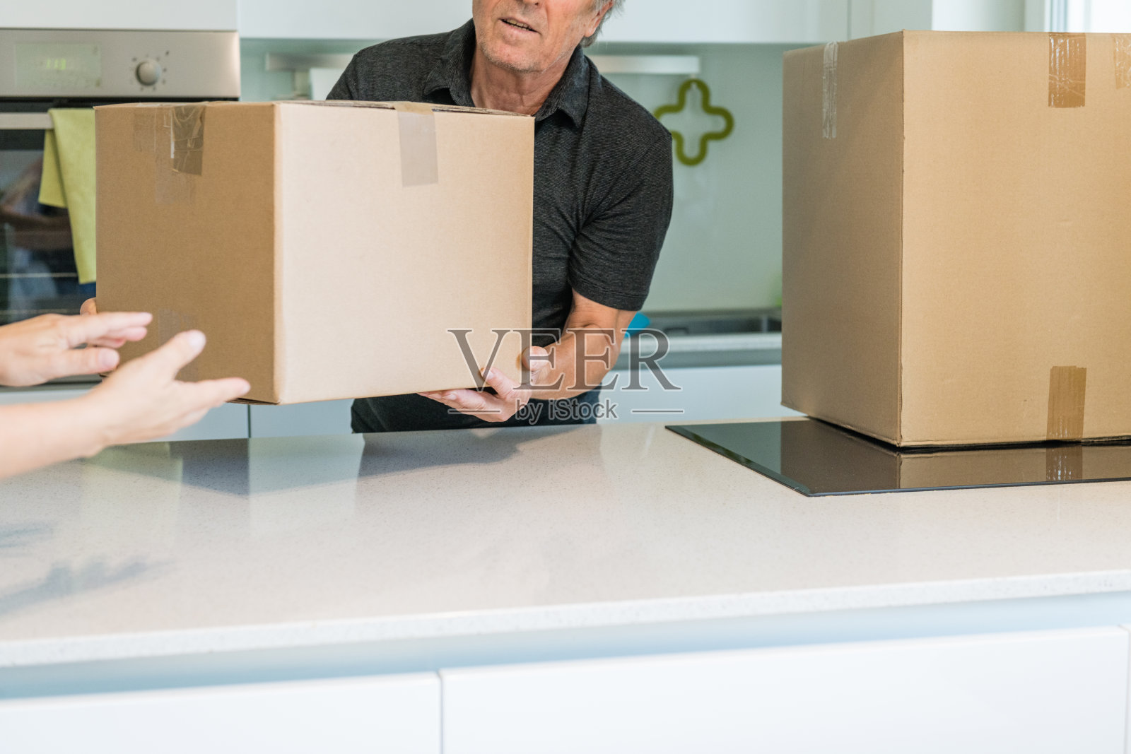 手靠近拿盒子照片摄影图片