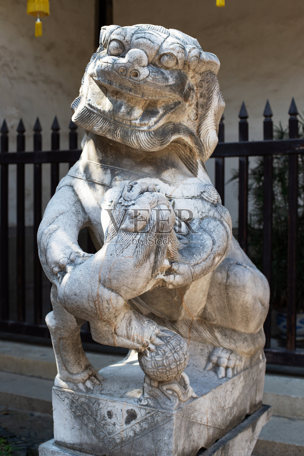 中国苏州古建筑门前的古石狮照片摄影图片