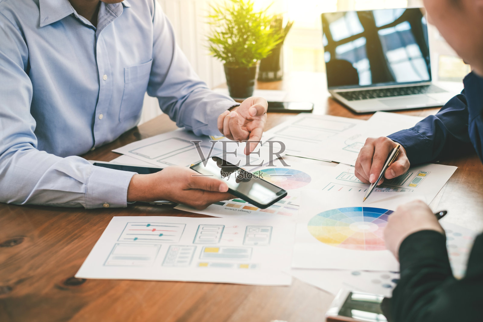 创意设计师一起策划手机和网站上的应用程序。照片摄影图片